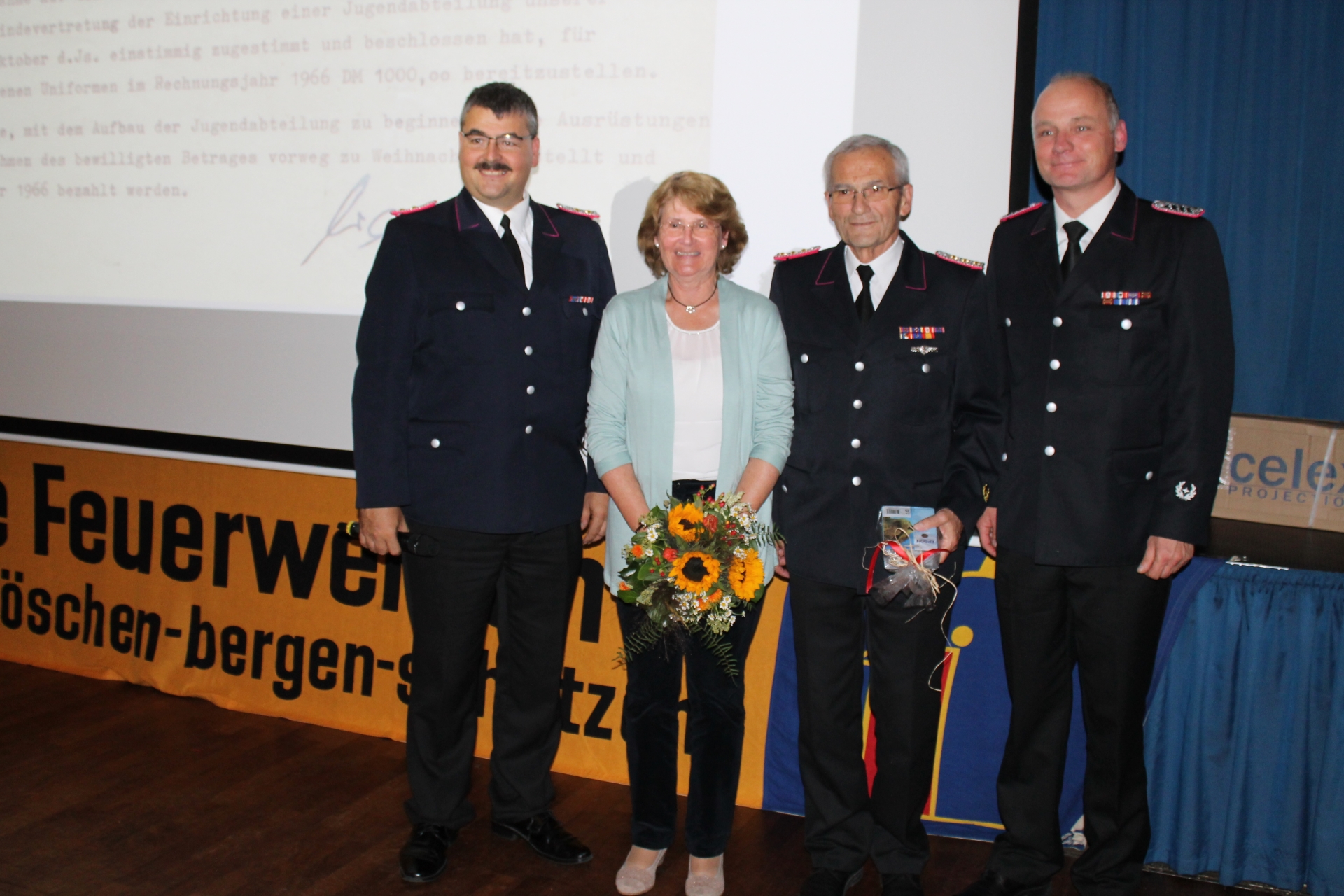 Wehrführer Christian Esselbach und sein Stellvertreter Lars Mücke bedanken sich bei Karl-Heinz Mücke und seiner Frau Gertruida für die tolle Chronik über 50 Jahre Jugendfeuerwehr Kronshagen.
